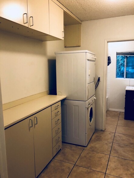washer/dryer in unit - 9068 Lucerne Ave