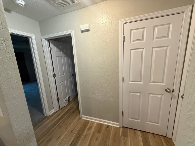 Building Photo - 404 E 9th St