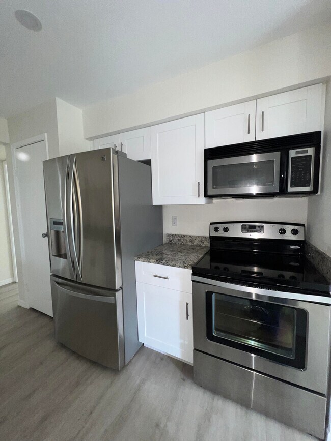 Building Photo - 899 Riverside Dr