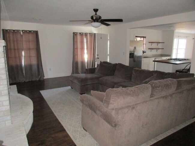 Building Photo - Beautiful 4/3 House for Rent in Lampasas, TX