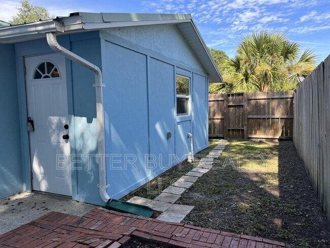 Building Photo - 300 N Church St