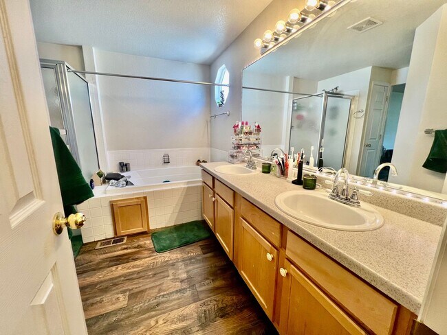 Building Photo - Beautifully Updated Home In Desirable Hend...