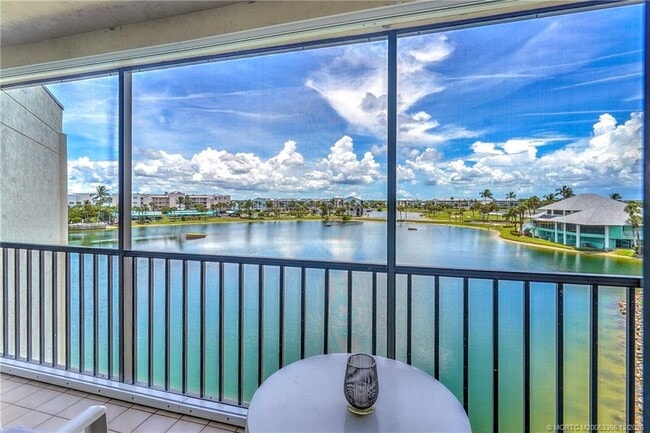 Building Photo - 221 NE Plantation Rd