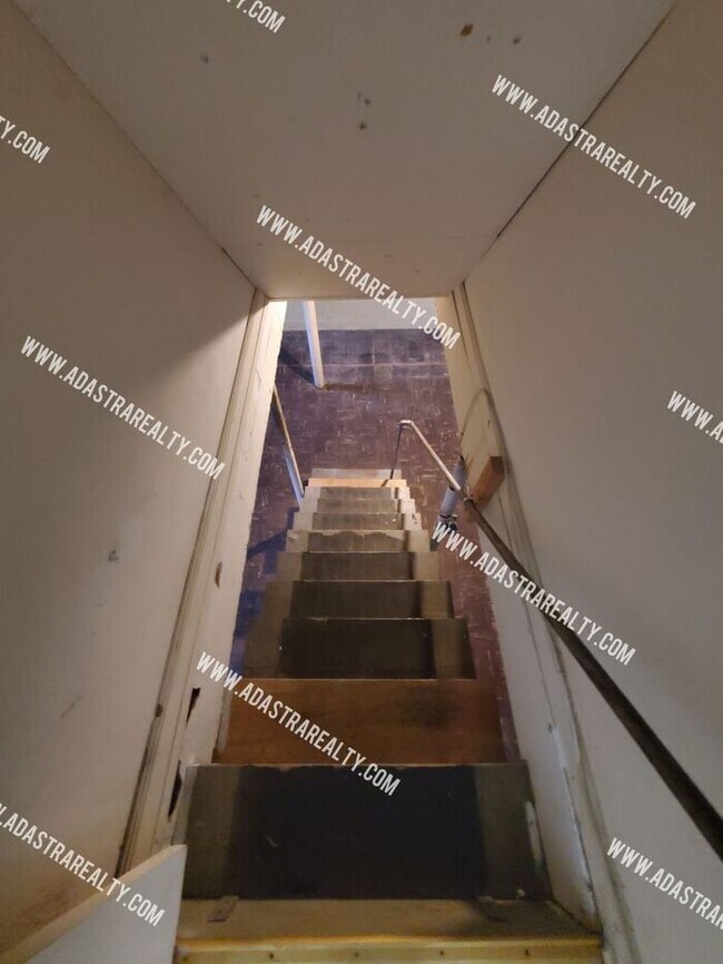 Building Photo - Spacious Raytown Home-Available NOW!!