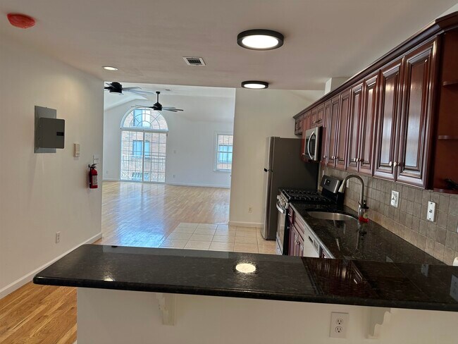 Building Photo - 2024 Grand Ave