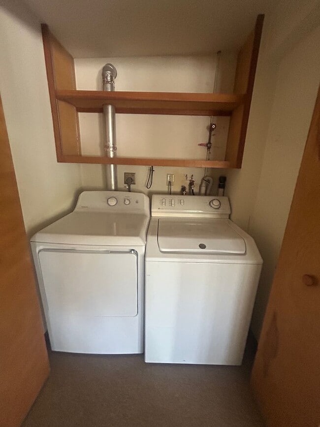 Building Photo - 3 bed, 2 1/2 bath house