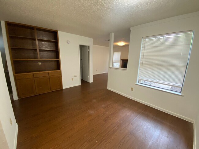 Primary Photo - Cozy 2 bd/2.5 bath NW Austin Home