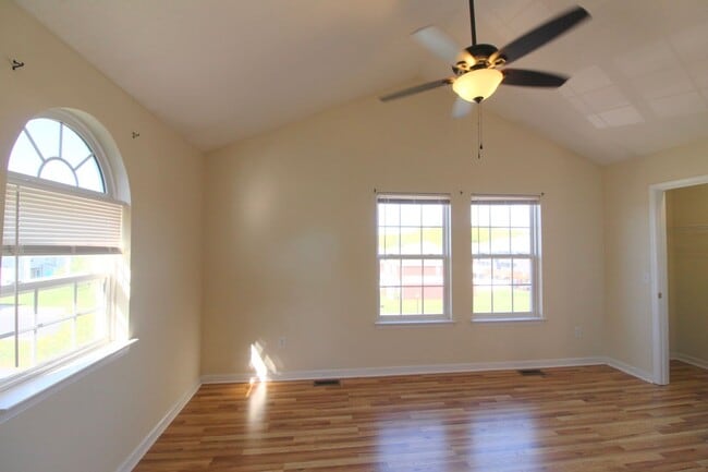 Building Photo - 351 Emerson Ln