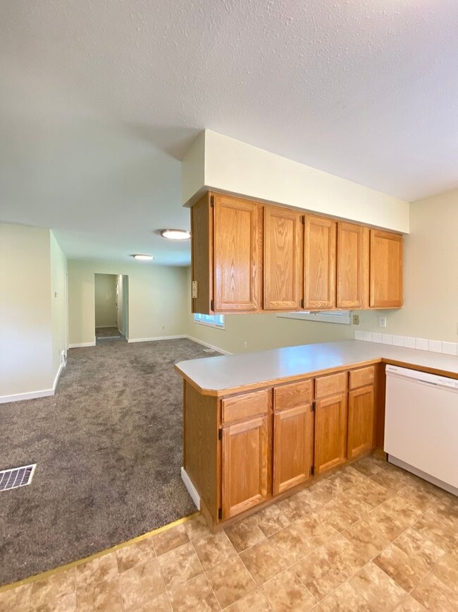 Building Photo - $1,695 - 2 Bed / 1 Bath Spacious House in ...