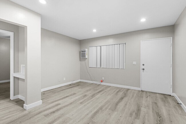 Interior Photo - 113-201 South Lillie Avenue
