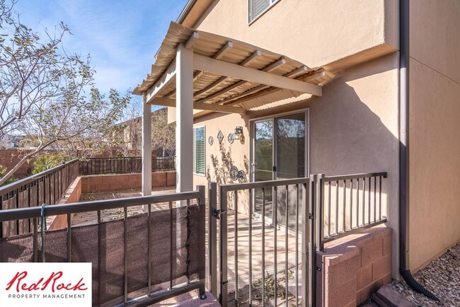 Building Photo - 4 Bed/2.5 Bath Townhome in Desert Bluff!