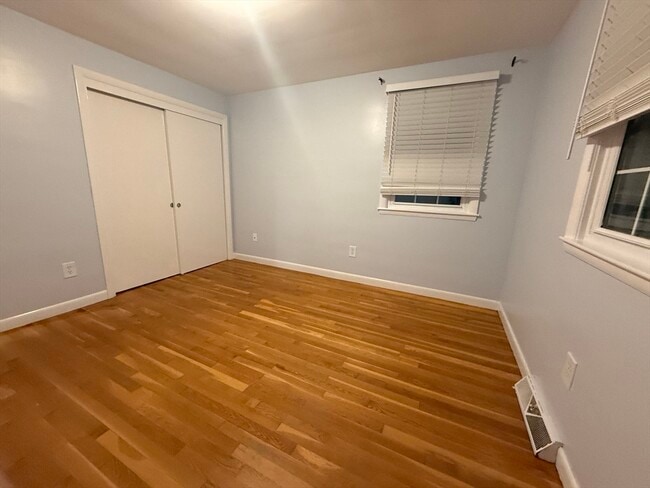 Building Photo - 7 Champlain Rd