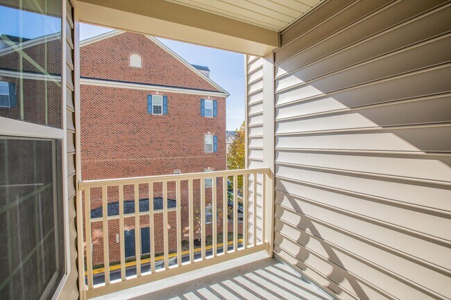Building Photo - Stunning 3 BR/2.5 BA Townhome in Greenbelt!