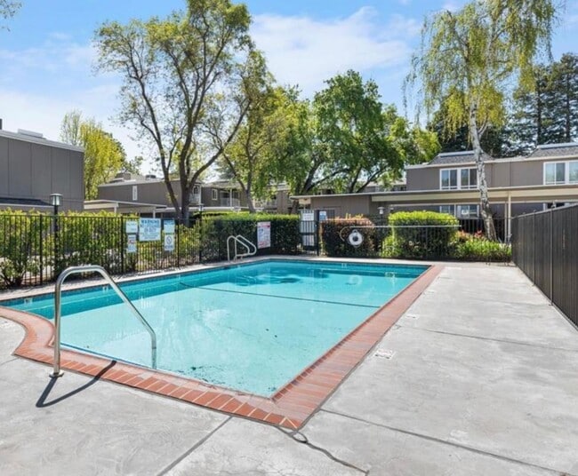 Building Photo - Gorgeous Top Floor Condo Located in Walnut Creek with Inside Laundry and Close to BART is Availab...