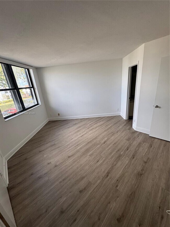 Building Photo - 213 Lake Pointe Dr