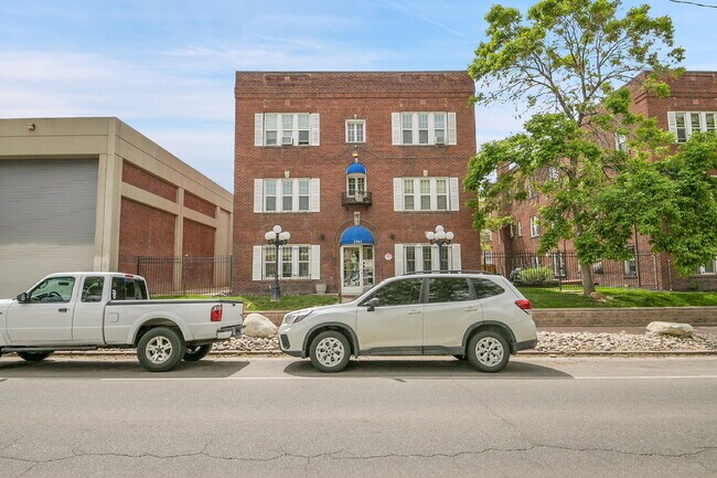 Building Photo - $1,500.00 - 1 Bed, 1 Bath, Condo in Denver...