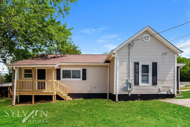 Building Photo - The living is easy in this 2 bedroom, 1 ba...