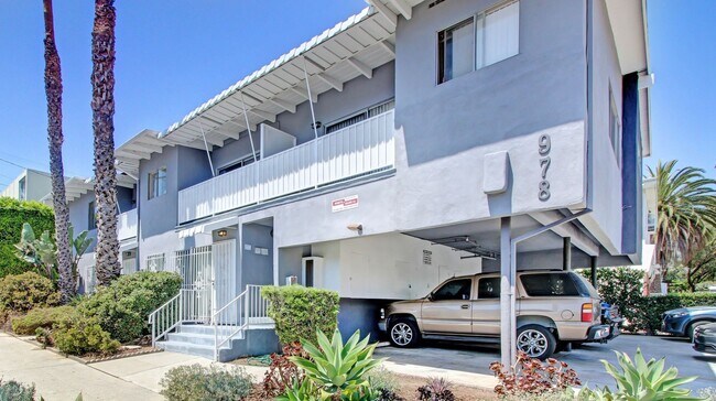 Building Photo - 978 Barrington - steps to San Vicente in prime Brentwood!