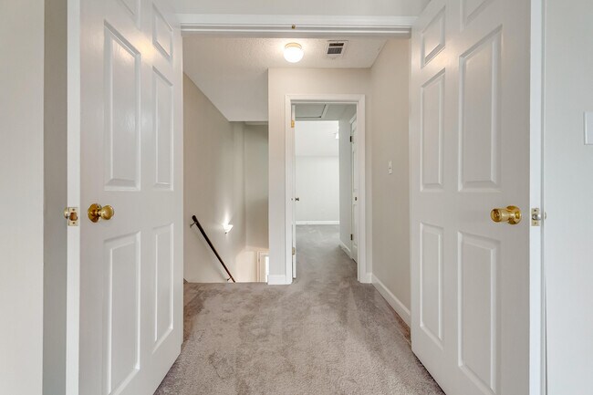 Building Photo - 208 Southlake Ct