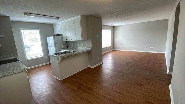 Building Photo - 3 Bedrooms 2 Bath House