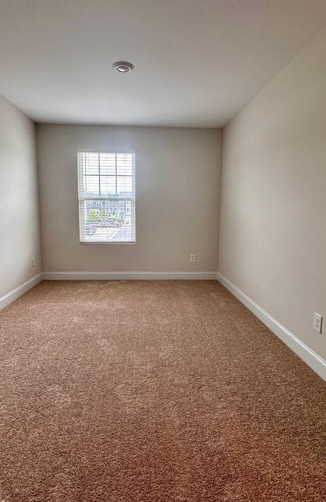 Building Photo - Convenient and Spacious Townhome