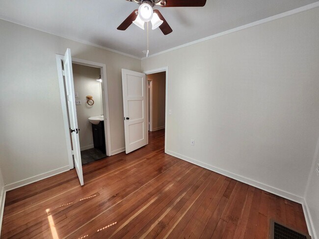Building Photo - Location, Location - 2 blocks from Columbi...