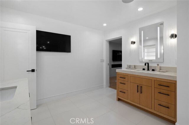 Building Photo - 807 N Paulina Ave