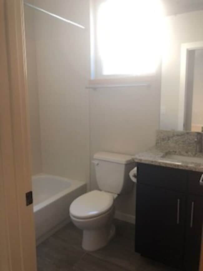 Building Photo - Lovely and Light Open Concept Louisville H...