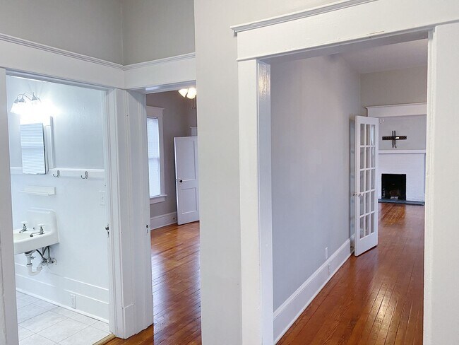 Building Photo - Beautiful 2 Bedroom home one block from ECU!