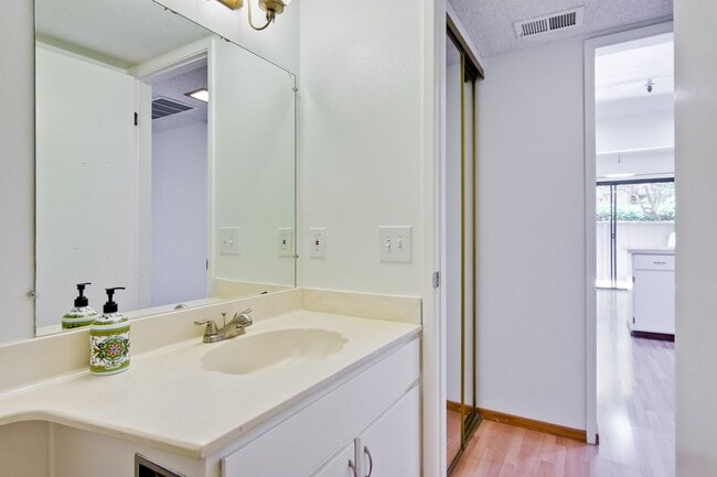 Building Photo - Beautifully Remodeled 3BR 2.5BA Townhouse in Great Community in Mountain View