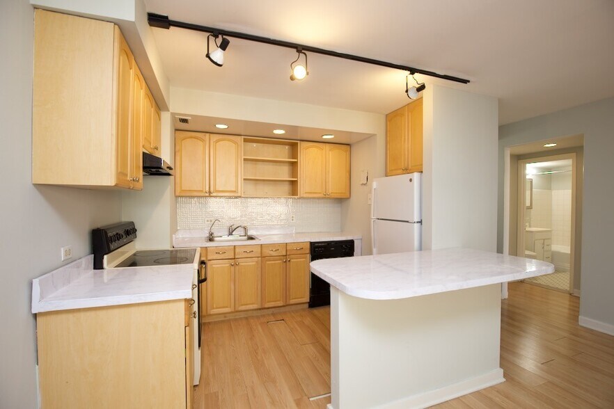 Building Photo - 428 W Wellington Ave