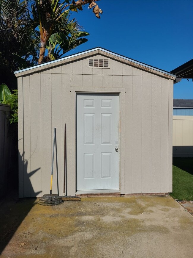 Building Photo - Spacious Ocean Beach 2 bed 1 bath just a few steps from Colliers Park.