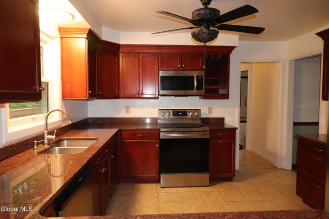Building Photo - 8 Sweet Brier Dr