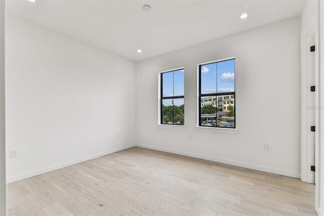 Building Photo - 1218 E Kay St
