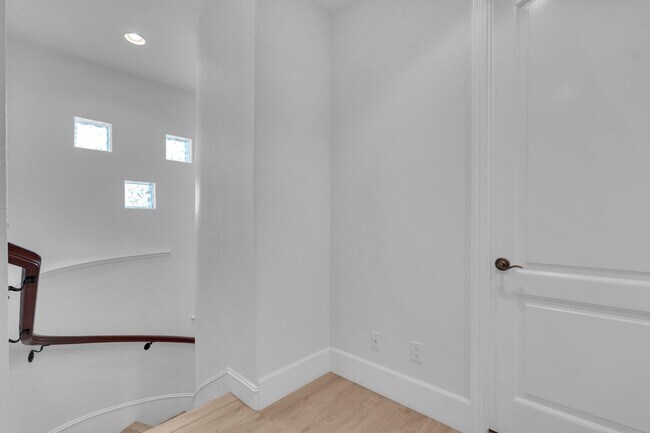 Building Photo - 1103 E Newhall Dr