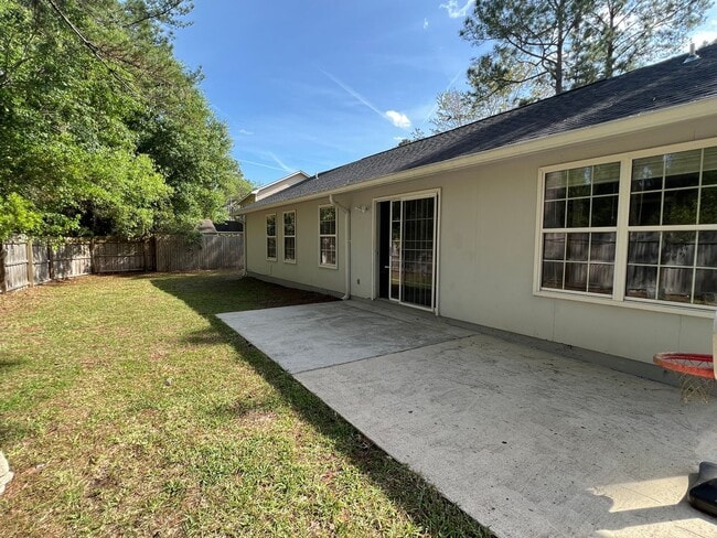 Building Photo - 3/2 with a fenced in yard !!