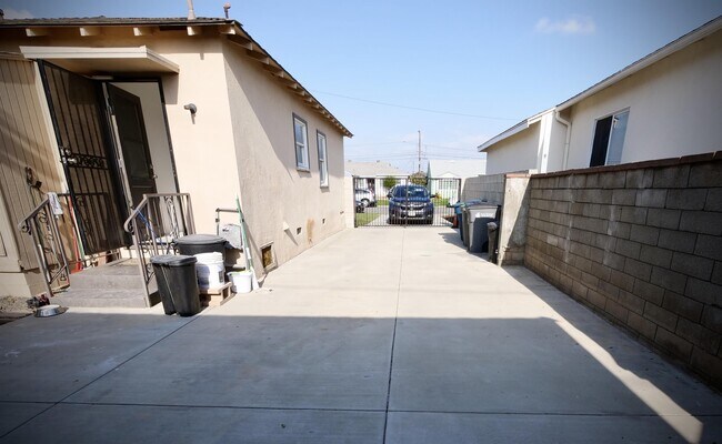 Building Photo - 15425 Parron Ave