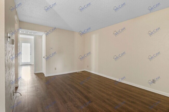 Building Photo - 9520 Royal Ln