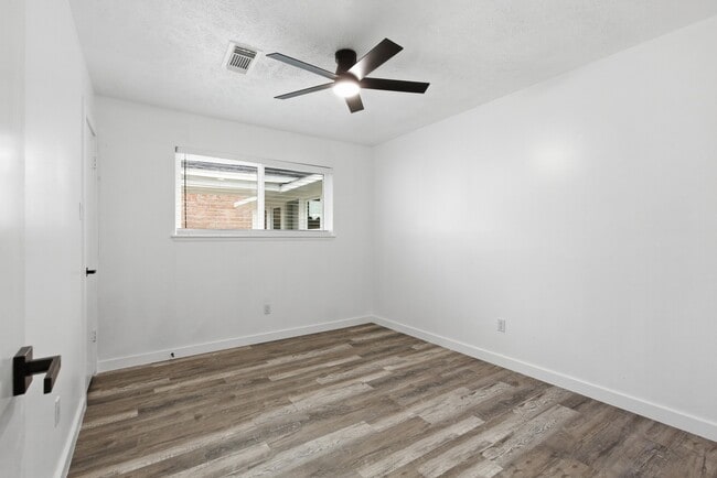 Building Photo - 2906 Colonial Dr