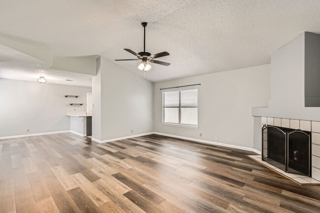 Building Photo - Ready for Move In!