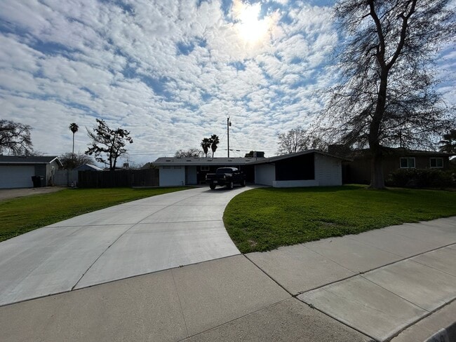 Building Photo - Updated in North Hanford