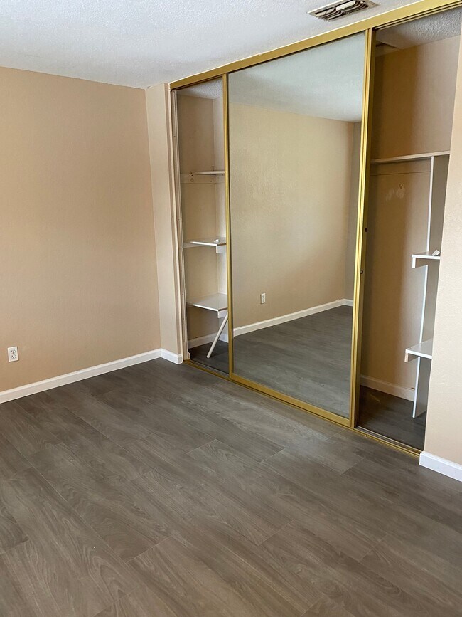 Building Photo - 5811 Hillsdale Blvd