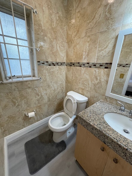 Building Photo - 501 NE 70th St