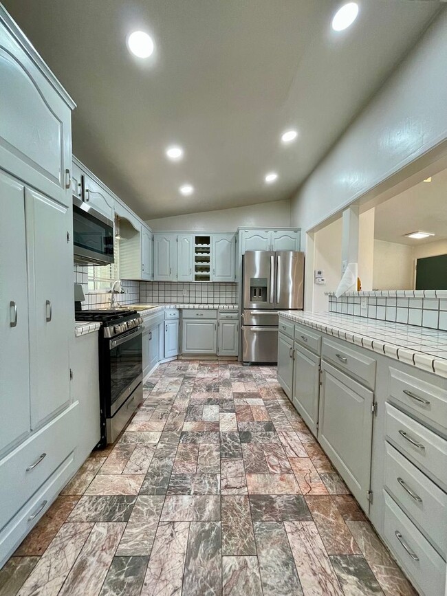 Building Photo - Gorgeous 3 Bedroom 2 Bathroom Home In Lemo...