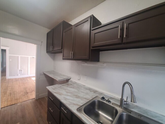 Building Photo - 2bd Unit in 4-plex near Case Western!