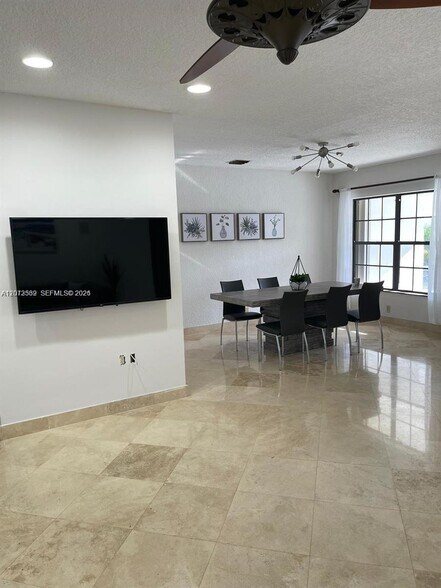Building Photo - 612 Hibiscus Dr