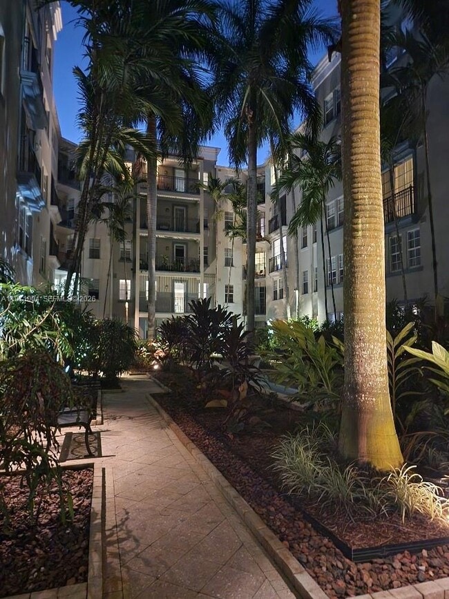 Building Photo - 533 NE 3rd Ave