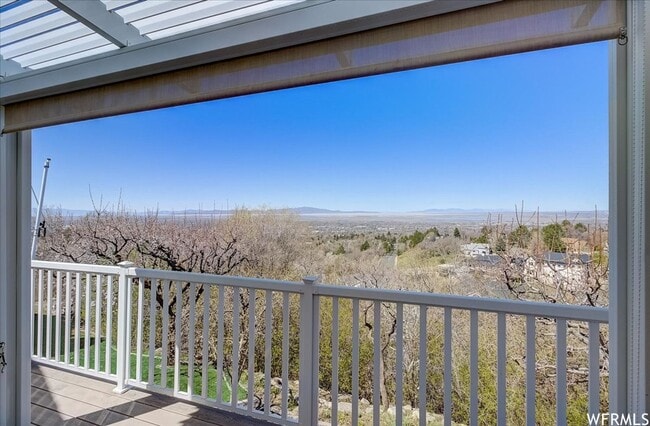 Building Photo - Large 6 Bedroom Home, 3 Car Garage, Gorgeo...