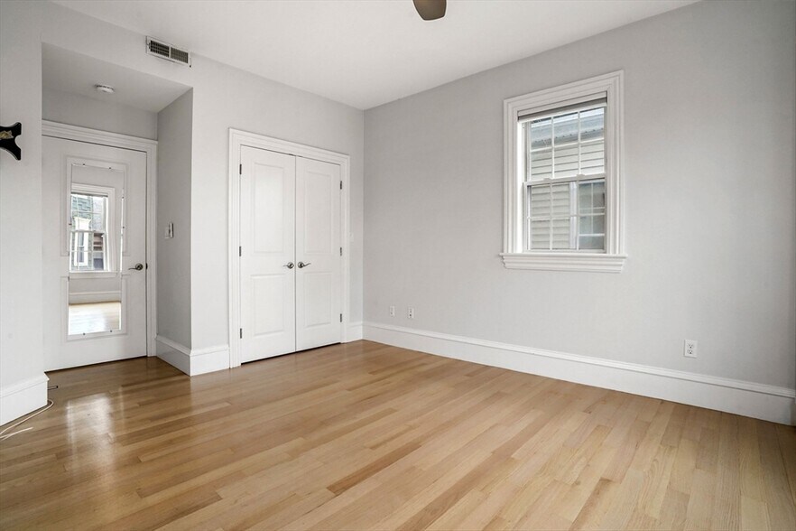 Building Photo - 703 E 4th St