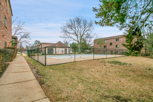 Building Photo - 1002 Castilian Ct